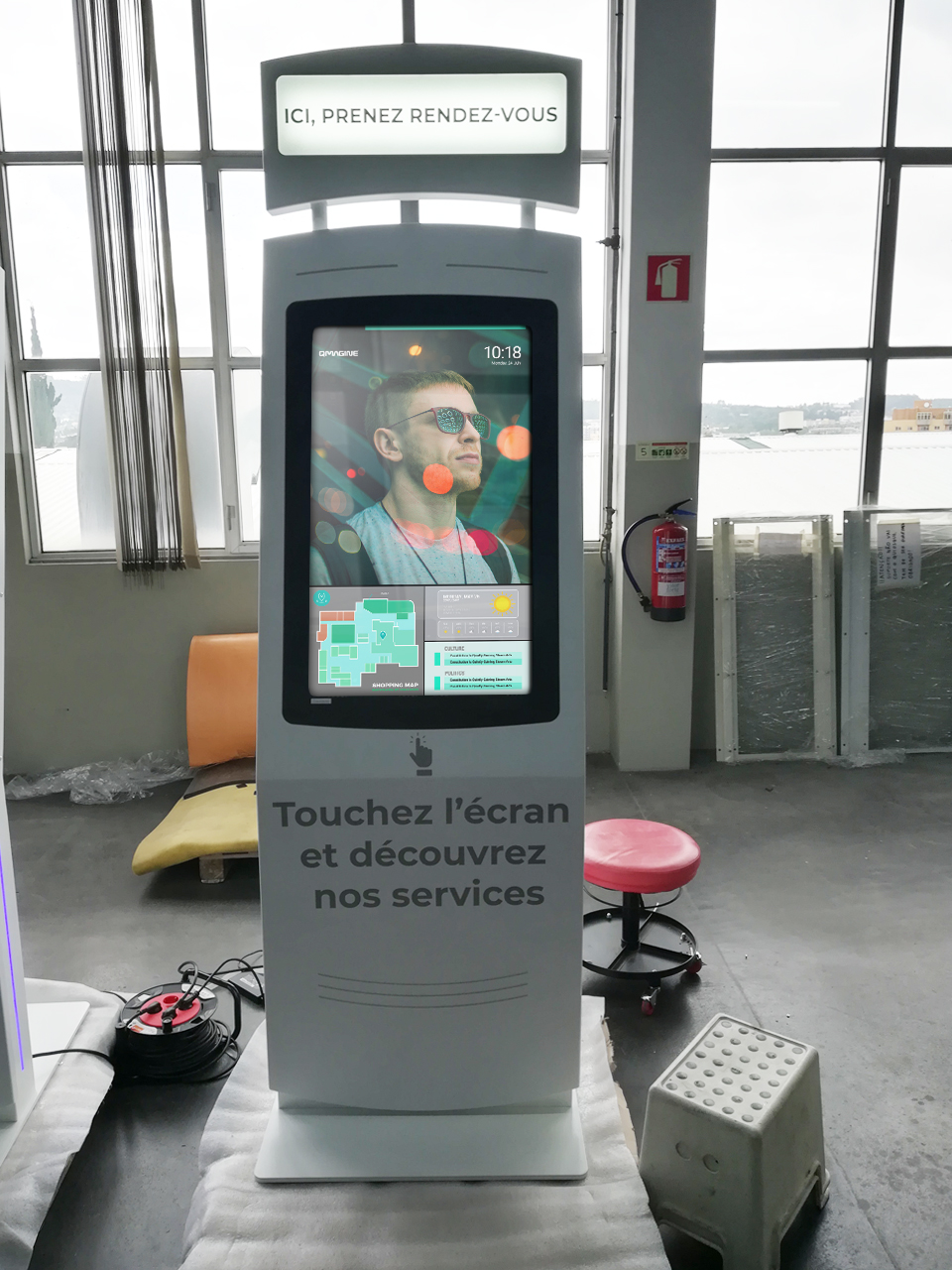 Quiosque multimédia NOMYU viaja até França para modernização de empresa de serviços postais