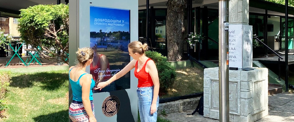 Sremska Mitrovica promove o turismo com mupis digitais PLASMV da PARTTEAM & OEMKIOSKS