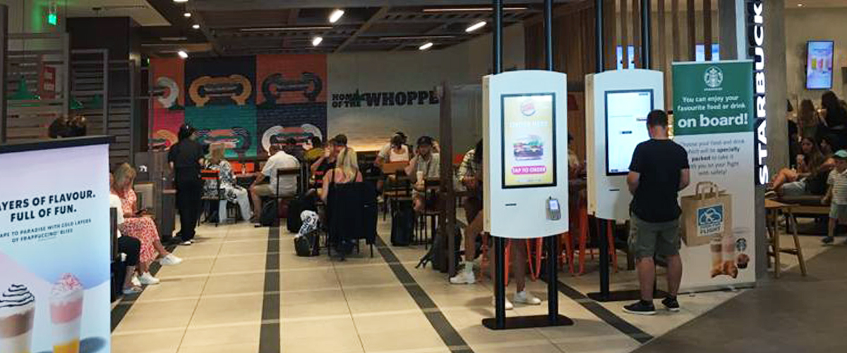 Quiosques self-service da PARTTEAM & OEMKIOSKS viajam até ao Burger King do Aeroporto Loannis Kapodistrias, na Grécia