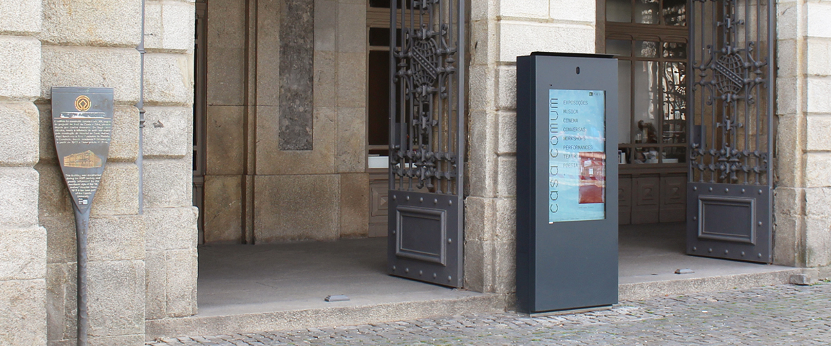 Universidade do Porto inova espaço com mupis digitais PLASMV da PARTTEAM & OEMKIOSKS