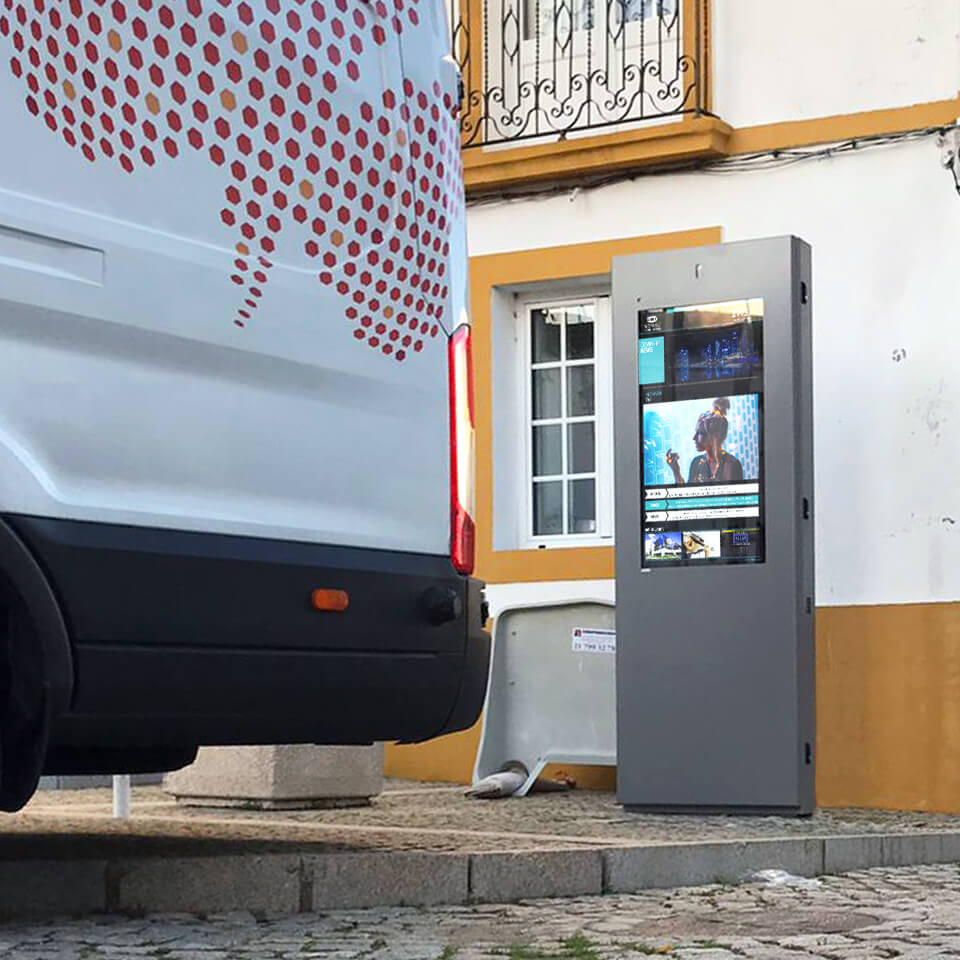 Vila de Arraiolos aposta na sustentabilidade com banco inteligente SITTIN e mupi digital PLASMV