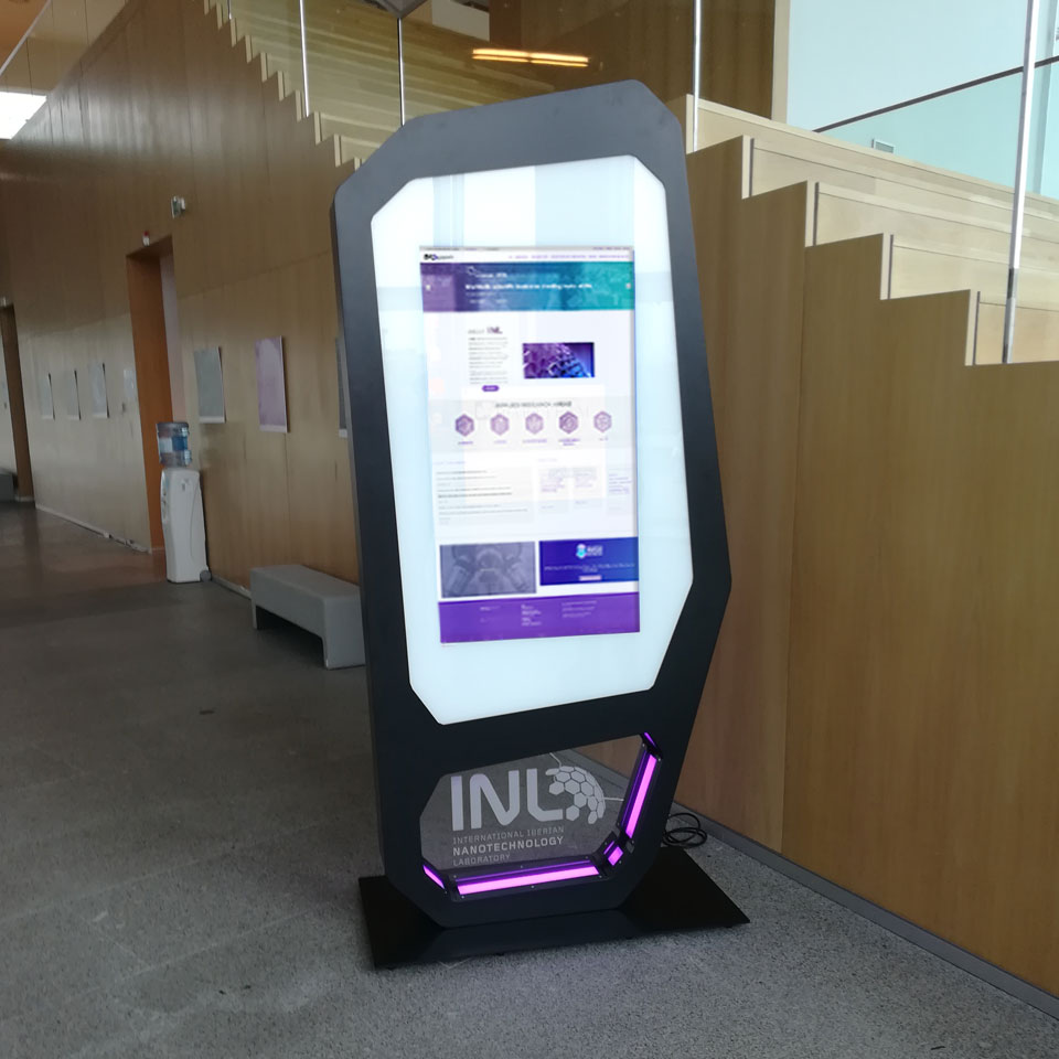 Mupi digital interactivo CRISALYS instalado no INL